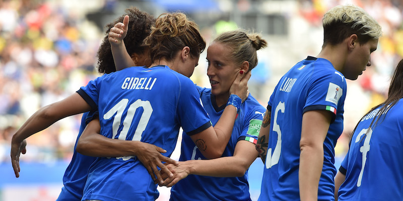 Valentina Cernoia e Cristiana Girelli dopo uno dei gol segnati alla Giamaica a Reims (Tullio M. Puglia/Getty Images)