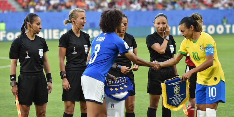 Sara Gama e Marta da Silva prima del calcio d'inizio (Tullio M. Puglia/Getty Images)