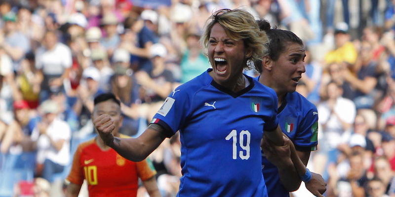 Valentina Giacinti esulta con Valentina Bergamaschi dopo il gol del vantaggio segnato alla Cina (AP Photo/Claude Paris)