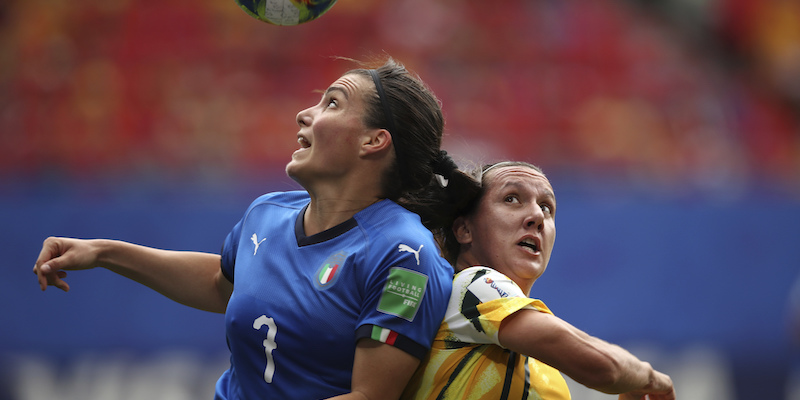 Alia Guagni contrastata dall'australiana Lisa De Vanna nella partita di esordio ai Mondiali in Francia (AP Photo/Francisco Seco)