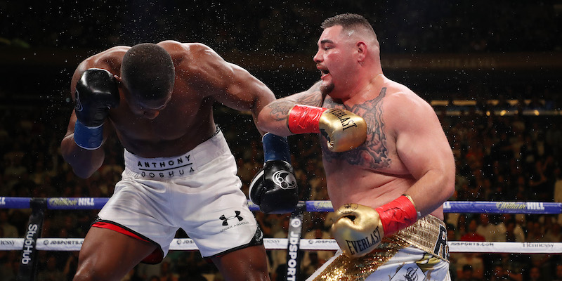 Andy Ruiz Jr. colpisce Anthony Joshua in difficoltà al Madison Square Garden di New York (Al Bello/Getty Images)