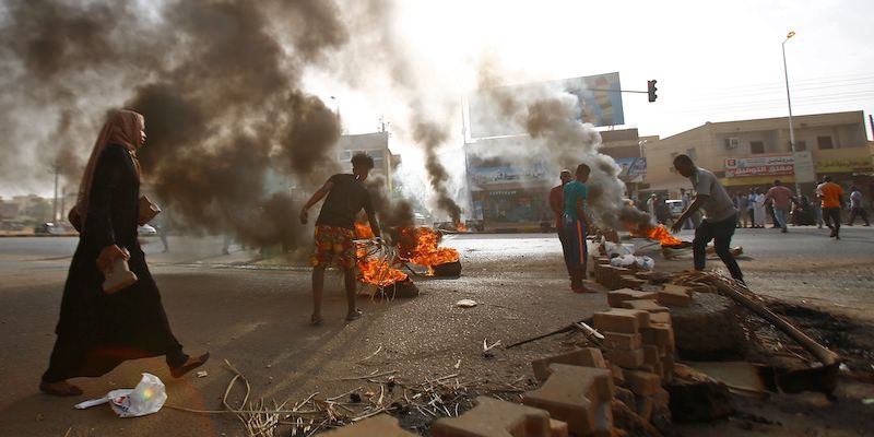 La strada principale di Khartum bloccata dai manifestanti del sit-in contro i militari, attaccati, il 3 giugno 2019 (ASHRAF SHAZLY / AFP)