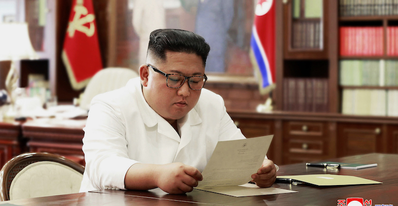 Kim Jong-un legge la lettera di Trump a Pyongyang (Korean Central News Agency/Korea News Service via AP)