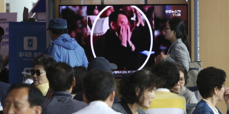 Il diplomatico nordcoreano Kim Yong-chol nel pubblico di un concerto mostrato in televisione alla stazione di Seul, in Corea del Sud, il 3 giugno 2019 (AP Photo/Ahn Young-joon)
