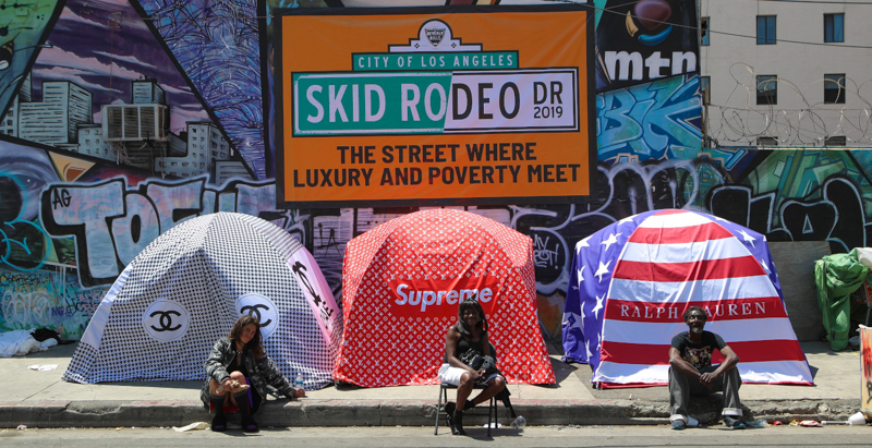 Un'installazione dell'artista britannico Chemical X sul problema dei senzatetto a Los Angeles, inaugurata lo scorso 30 maggio. (Ari Perilstein/Getty Images for Chemical X)