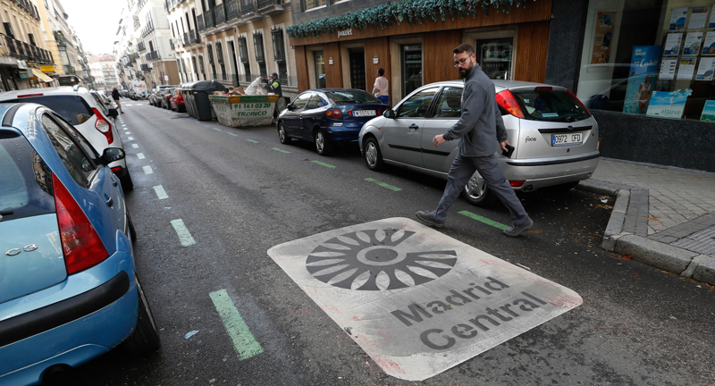 Una strada del centro di Madrid con il logo della zona a traffico limitato. (AP Photo/Paul White)