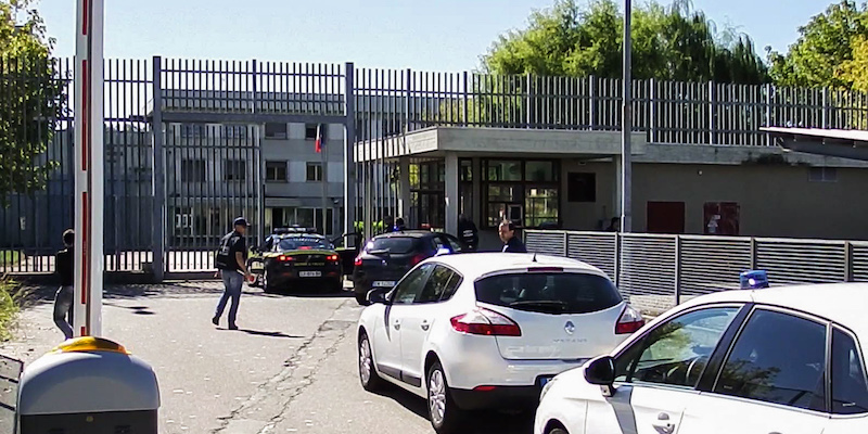 L'arrivo di Marco Marenco, condotto dalla Guardia di Finanza, al carcere di Quarto d'Asti, il 24 settembre 2015 (LaPresse/Andrea Negro)