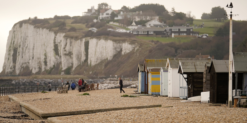 Una spiaggia del Dover, in Inghilterra, dove sei migranti provenienti dalla Francia arrivarono in gommone il 30 dicembre 2018 (Christopher Furlong/Getty Images)