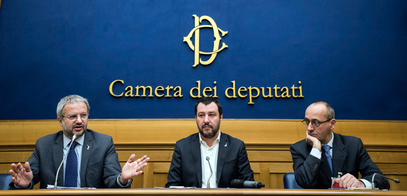 Il leader della Lega Matteo Salvini, al centro, e i due principali consiglieri economici del partito: Cladio Borghi, a sinistra, e Alberto Bagnai, a destra. (Fabio Cimaglia / LaPresse)