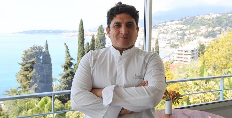 Lo chef argentino Mauro Colagreco sulla terrazza del Mirazur, nel 2019
(VALERY HACHE / AFP))