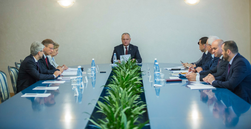 Il presidente moldavo Igor Dodon, al centro, presiede il Consiglio Supremo di Difesa, martedì 11 giugno. (AP Photo/Roveliu Buga)