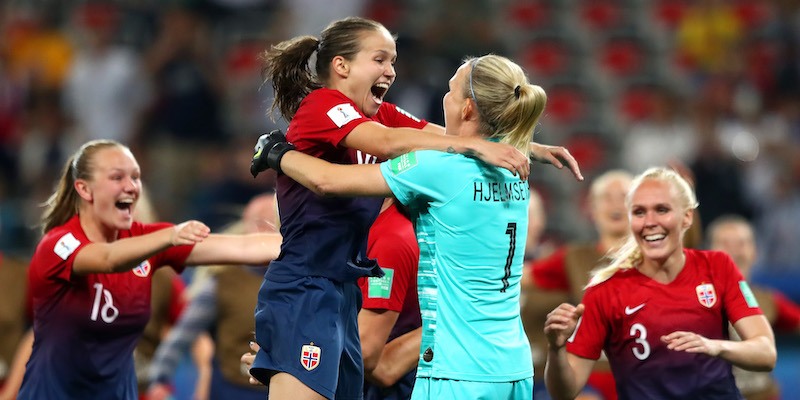 Giocatrici della Norvegia festeggiano dopo aver battuto l'Australia negli ottavi di finale (Martin Rose/Getty Images )