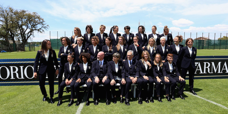 La Nazionale femminile posa per la foto ufficiale prima della partenza per la Francia (Paolo Bruno/Getty Images)