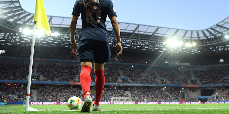 Amel Majri batte un calcio d'angolo durante Francia-Norvegia (Michael Regan/Getty Images)