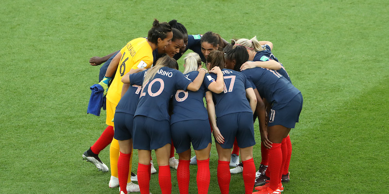 La Francia riunita in campo prima dell'esordio contro la Corea del Sud (Robert Cianflone/Getty Images)