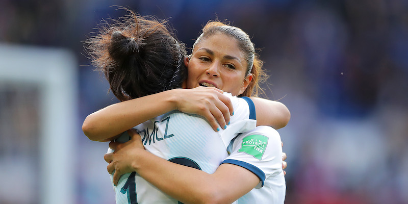 Le argentine Virginia Gomez e Adriana Sachs dopo un gol segnato al Giappone (Richard Heathcote/Getty Images)
