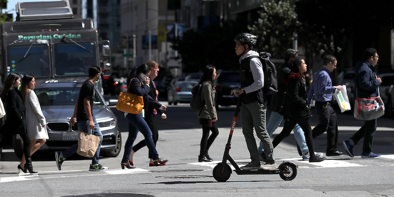 Un uomo in monopattino per le strade di San Francisco (Justin Sullivan/Getty Images)
