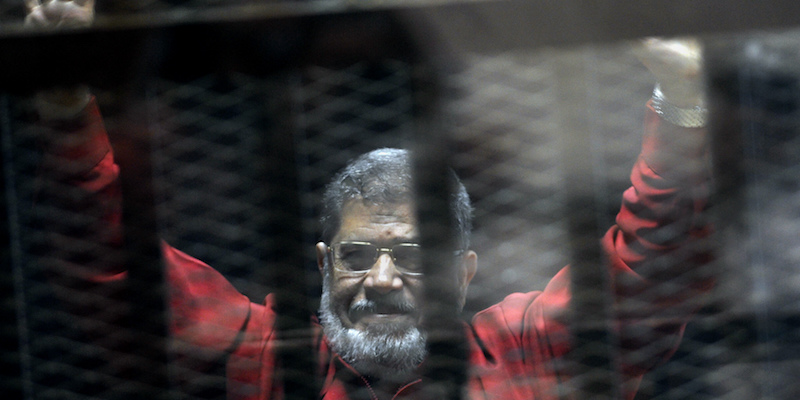 Mohamed Morsi in tribunale nel 2015 (AP Photo/Ahmed Omar, File)