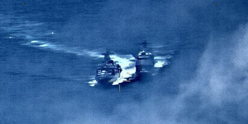 Il cacciatorpediniere russo Vinogradov, a sinistra, e l'incrociatore americano Chancellorsville, a destra, nel mar Cinese Orientale, il 7 giugno 2019 (Foto del sottufficiale di prima classe Christopher J Krucke attraverso AP)