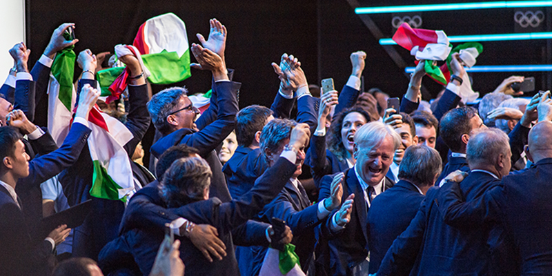 La delegazione italiana esulta dopo l'assegnazione delle Olimpiadi 2026 (Robert Hradil/Getty Images)