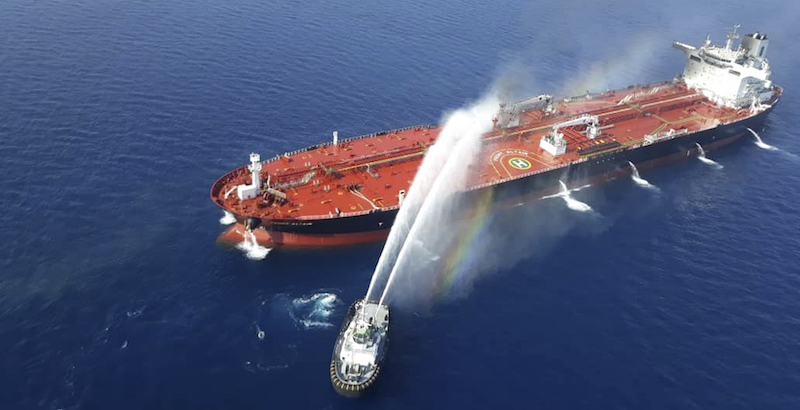 Un'imbarcazione iraniana cerca di spegnere l'incendio sviluppato su una delle due petroliere attaccate nel Golfo dell'Oman (AP Photo/Tasnim News Agency)