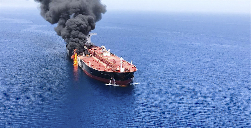 Una delle due petroliere in fiamme nel Golfo dell'Oman (AP Photo/ISNA)