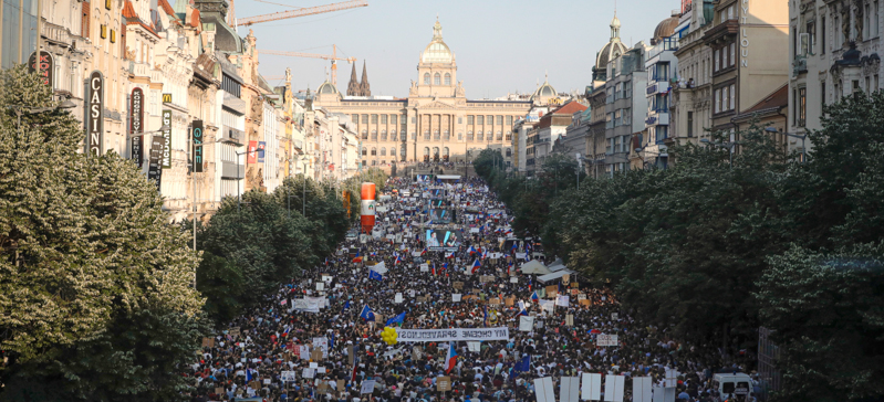 La folla radunata per protestare contro il primo ministro Andrej Babiš a Praga. (AP Photo/Petr David Josek)