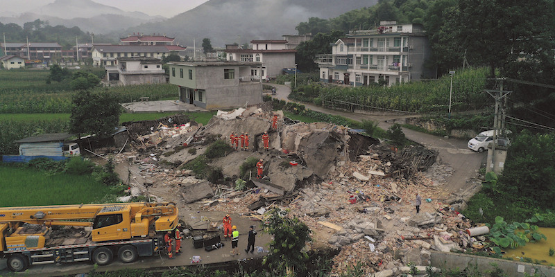 Un edificio crollato a Shuanghe, nel Sichuan, il 18 giugno 2019 (Zeng Lang/Xinhua via AP) 