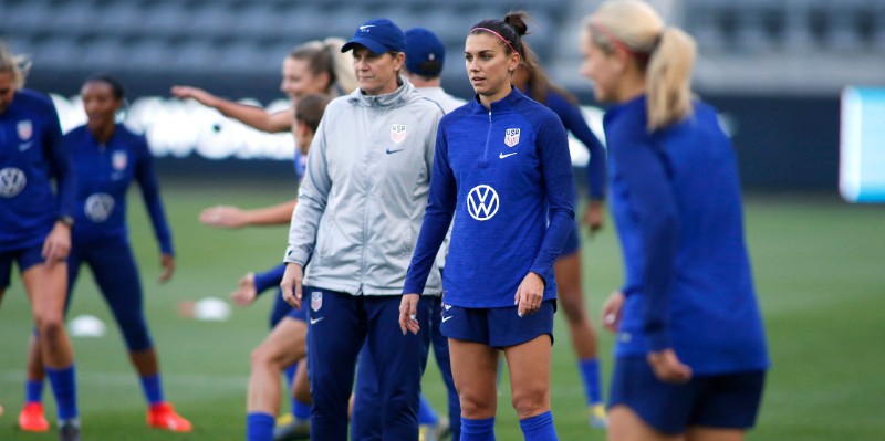 La ct degli Stati Uniti Jill Ellis e la calciatrice Alex Morgan durante un allenamento della nazionale americana di calcio femminile, lo scorso 6 aprile (Katharine Lotze/Getty Images)