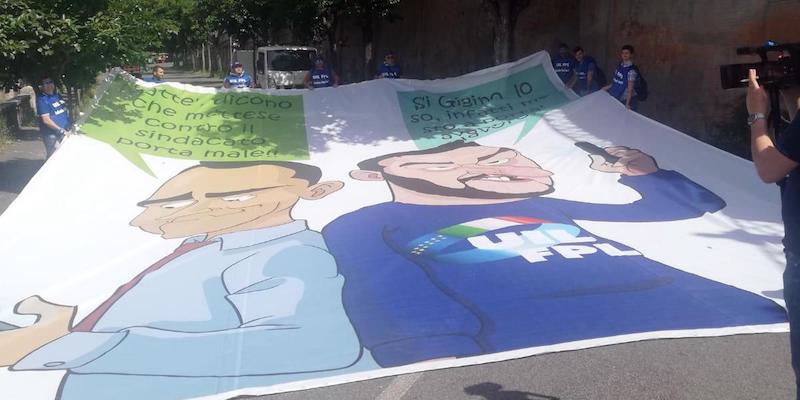 Lo striscione di Uil Fpl su Luigi Di Maio e Matteo Salvini, l'8 giugno 2019 (ANSA/ MARIANNA BERTINI)