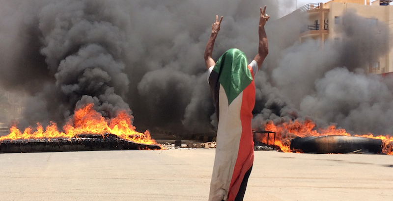 Un manifestante a Khartoum, in Sudan, il 3 giugno 2019 (AP Photo)
