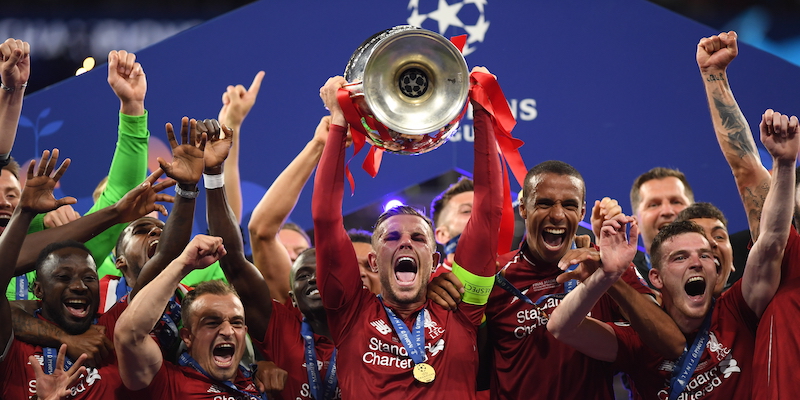 Il capitano del Liverpool Jordan Henderson alza il trofeo della Champions League allo stadio Metropolitano di Madrid (Matthias Hangst/Getty Images)