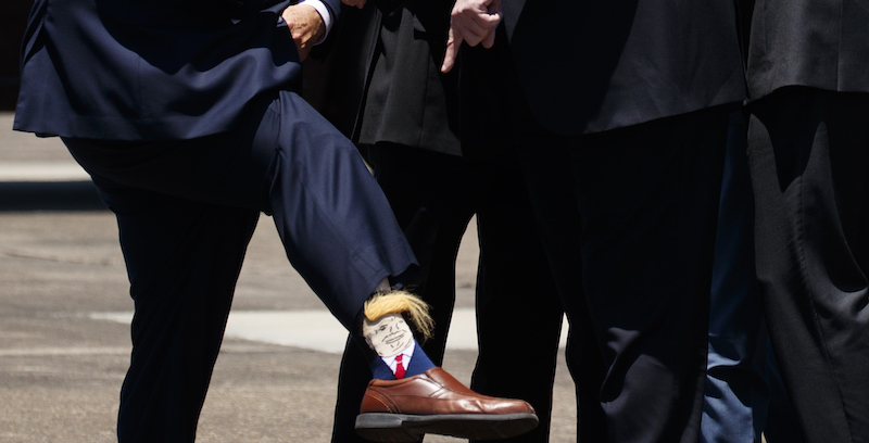 Billy Nungesser mostra i suoi calzini a Donald Trump (AP Photo/Evan Vucci)