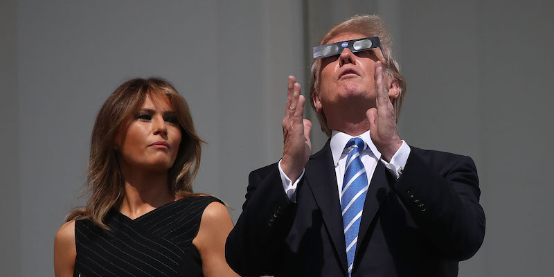 Il presidente degli Stati Uniti Donald Trump e sua moglie Melania alla Casa Bianca durante l'eclissi solare del 21 agosto 2017 (Mark Wilson/Getty Images)