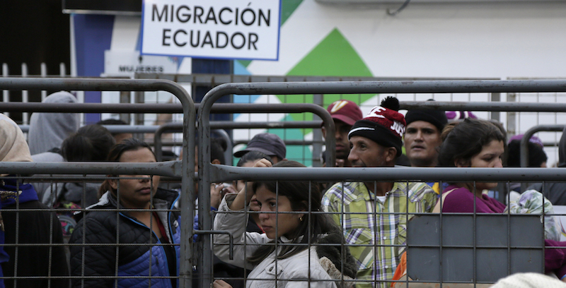 Venezuelani aspettano di attraversare il confine a Rumichaca, in Ecuador, per poi continuare verso il Perù, 12 giugno 2019
(AP Photo/Dolores Ochoa)
