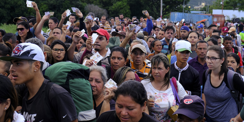 Cittadini venezuelani in fila a una frontiera con la Colombia, l'8 giugno 2019 (AP Photo/Ferley Ospina)