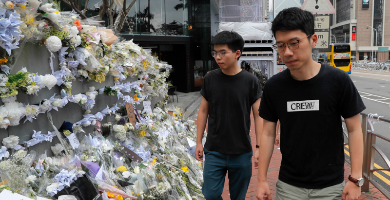Joshua Wong, a sinistra, poco dopo essere uscito dal carcere. (AP Photo/Kin Cheung)