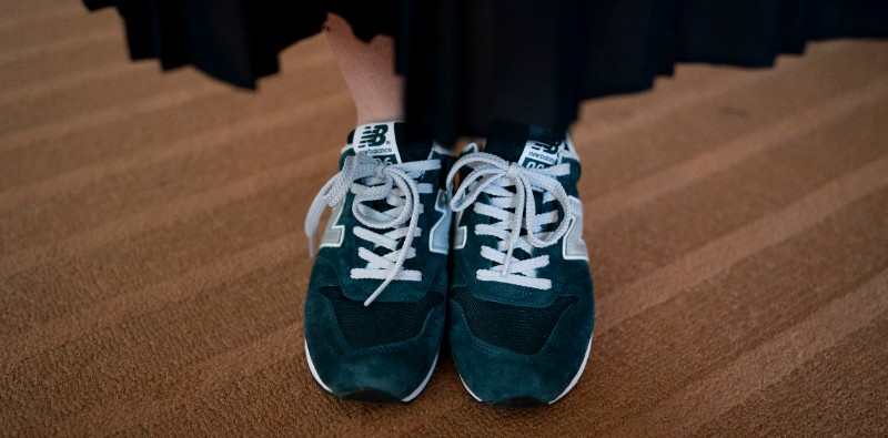Le scarpe indossate da Yumi Ishikawa, la portavoce del movimento di protesta #KuToo (AP Photo/Jae C. Hong)