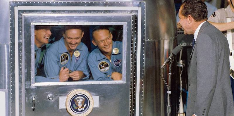 I tre astronauti dell'Apollo 11 incontrano il presidente Richard Nixon durante la quarantena. (NASA)