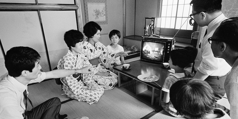 Una famiglia giapponese segue l'allunaggio in diretta televisiva nel 1969. (AP Photo)