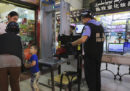 In Cina la polizia installa un'app sui telefoni dei turisti per spiarli