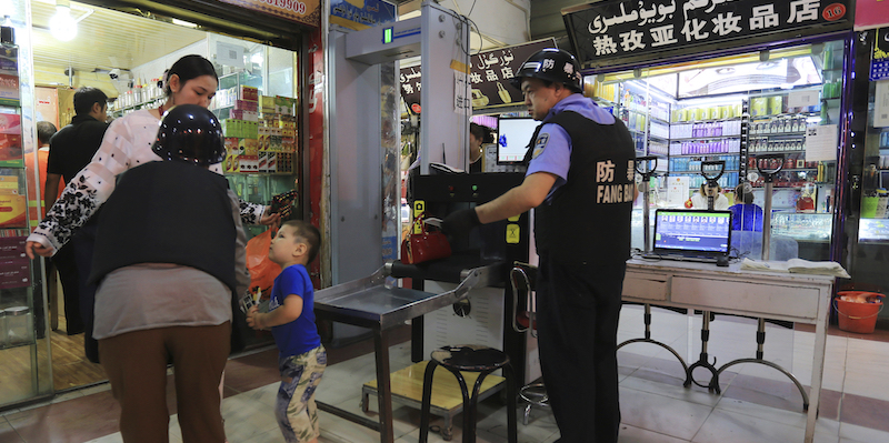 Un controllo di polizia nella città di Kashgar, nello Xinjiang (Yomiuri Shimbun via AP Images )
