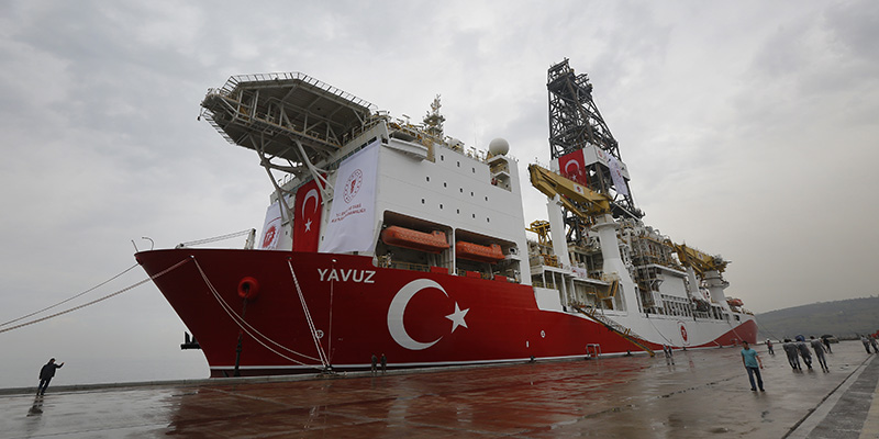La nave turca per perforazioni Yavuz, nel porto di Dilovasi, vicino a Istanbul, 20 giugno 2019 (AP Photo/Lefteris Pitarakis)