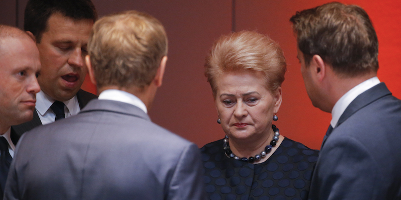 Al centro, la presidente lituana Dalia Grybauskaite parla col primo ministro lussemburghese Xavier Bettel (da destra a sinistra), il presidente del Consiglio Europeo Donald Tusk, il primo ministro maltese Joseph Muscat e il primo ministro estone Juri Ratas (Olivier Hoslet, Pool Photo via AP)