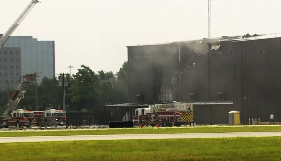 L'hangar dell'aeroporto di Addison dopo l'incidente. (WFAA-TV via AP)