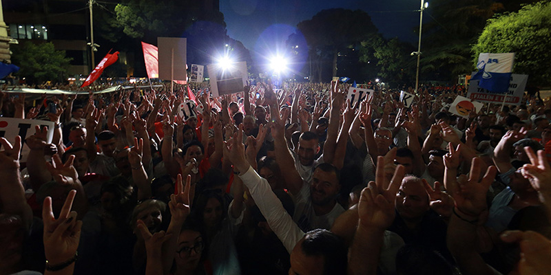 Un momento della manifestazione di Tirana, 8 luglio 2019 (AP Photo/Hektor Pustina)