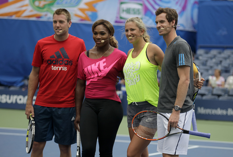 Andy Murray e Serena Williams durante un incontro di beneficenza con i tennisti Jack Sock e Victoria Azarenka, nel 2014. (Andy Kropa/Invision/AP)