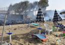 Le foto degli incendi sulla spiaggia di Catania