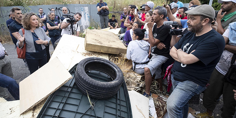 La barricata eretta dagli occupanti scesi in strada per resistere allo sgombero dell'ex scuola occupata di via Cardinal Capranica a Primavalle, 15 luglio 2019
(ANSA/Massimo Percossi)