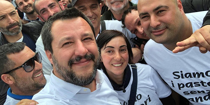Il selfie di Matteo Salvini con un gruppo di pastori e lavoratori del porto di Cagliari, Cagliari, 2 aprile 2019 (Ansa)